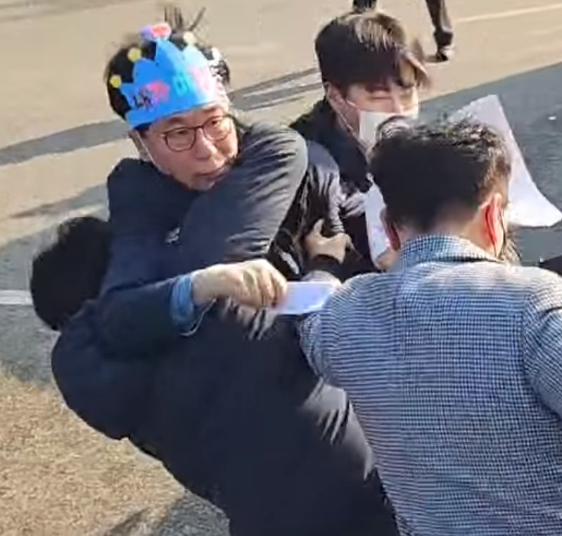 South Korean Opposition Leader in Stable Condition After Being Stabbed in the Neck at Press Conference