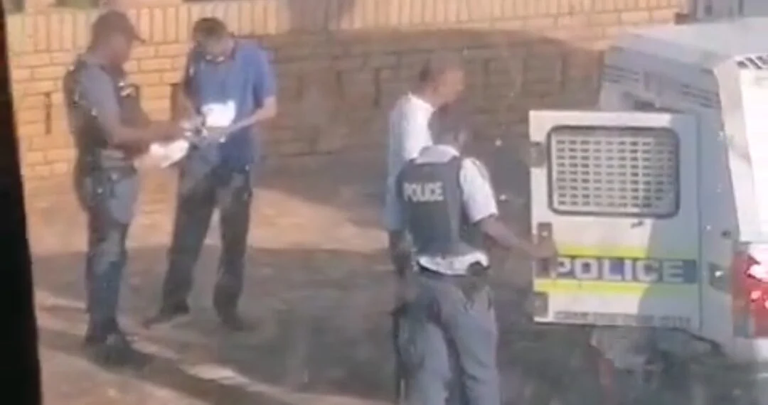 Police Captured Allegedly Taking Bribes in Lenasia, Johannesburg