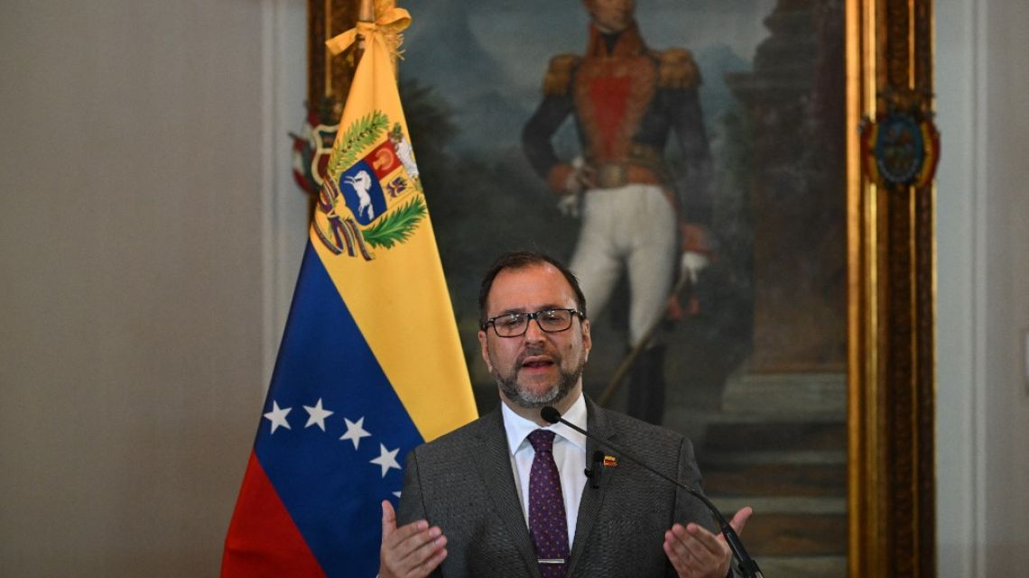 Venezuela Closes Airspace to Argentina