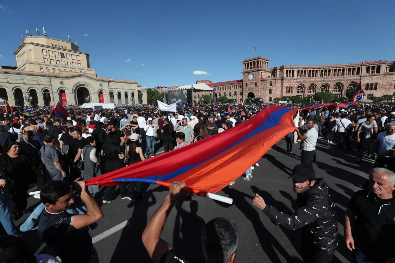 Armenia Protests Intensify: Calls for Pashinyan’s Resignation and Azerbaijan’s Statement of Possible Intervention