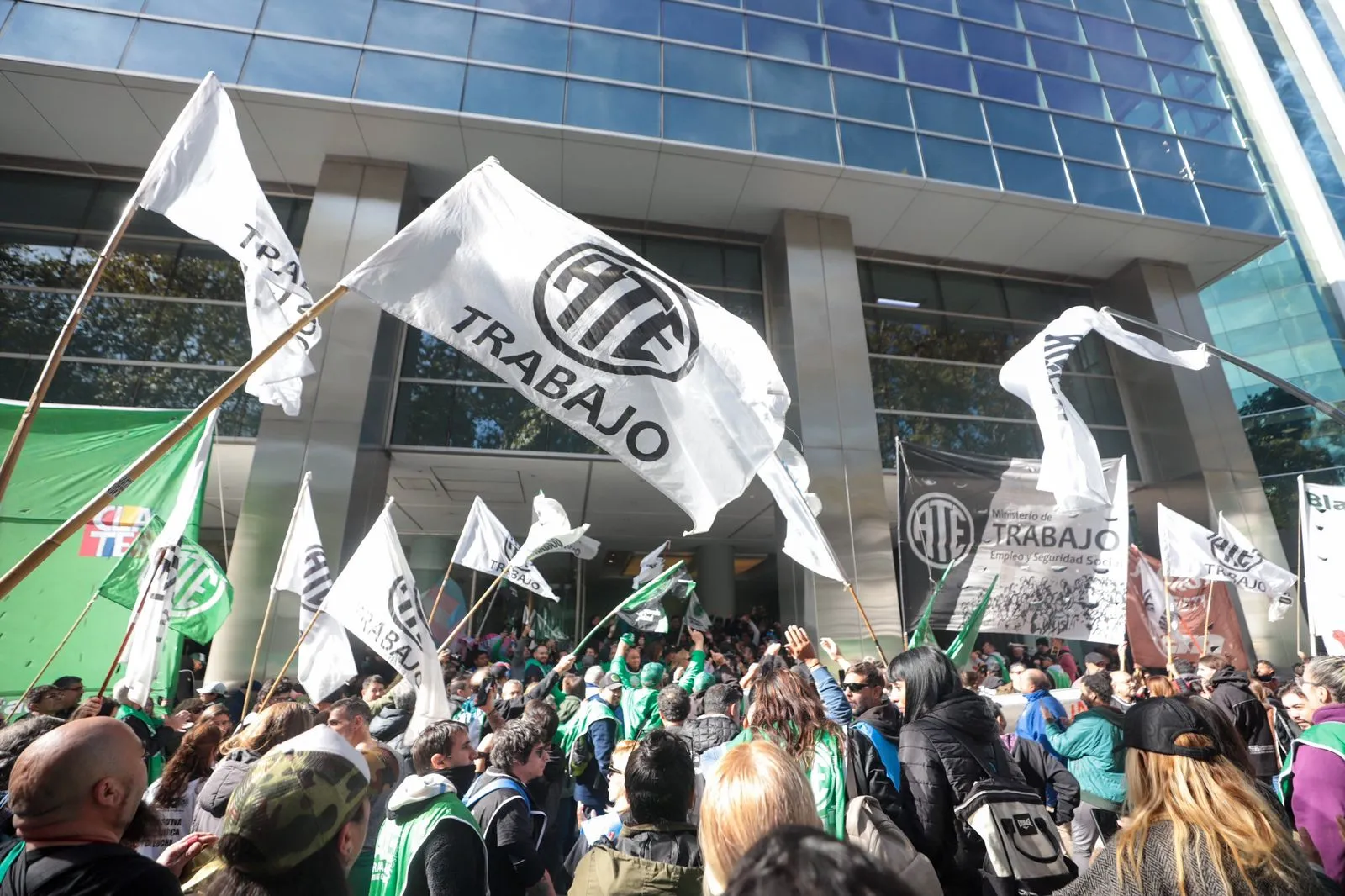 Argentine Unions Lead Demonstration Against Bases Law