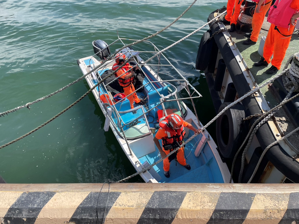 Taiwan Coast Guard Arrest Chinese Individual Who Drove Speed Boat Into Tamsui Harbor