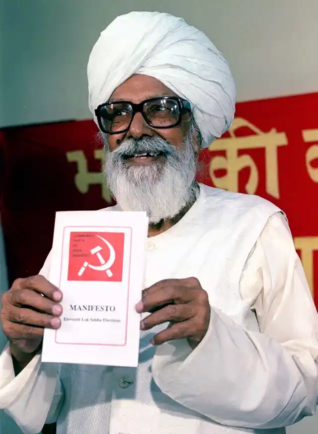 Harkishan Singh Surjeet, former General Secretary of the CPI(M), releases his party’s manifesto for the general elections. (Photo: Reuters)