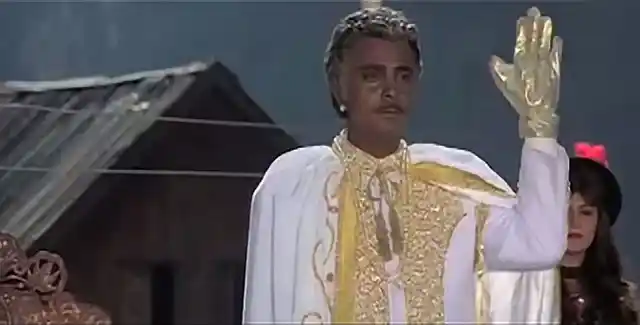 Sadashiv Amrapurkar did his fair share of Bollywood potboilers too. Seen here in <i>Farishtay</i>