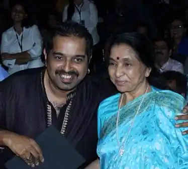 Shankar Mahadevan with Asha Bhosle (Photo: Twitter/<a href="https://twitter.com/Shankar_Live/media">Shankar_Live</a>)