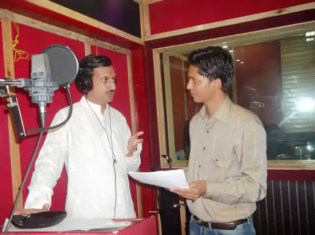 Prince Manvendra Singh Gohil in a discussion with director KR Devmani (Photo: www.meghdhanushyathefilm.com)