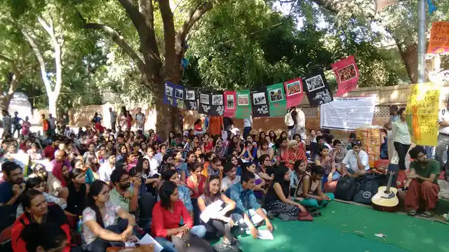 The Pinjra Tod collective protests the shackling of women with hostel curfews, and the double standards for men and women. (Photo: Facebook/ <a href="https://www.facebook.com/pinjratod/photos/pb.879749405444778.-2207520000.1444620255./891846374235081/?type=3&theater">#PinjraTod</a>)