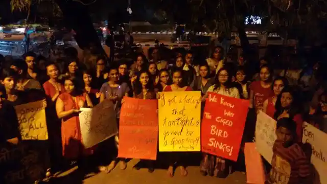 Male and female protesters ask thought provokingly - why should boys have all the fun? (Photo: Facebook/ <a href="https://www.facebook.com/pinjratod/photos/pb.879749405444778.-2207520000.1444620255./891846374235081/?type=3&theater">#PinjraTod</a>)