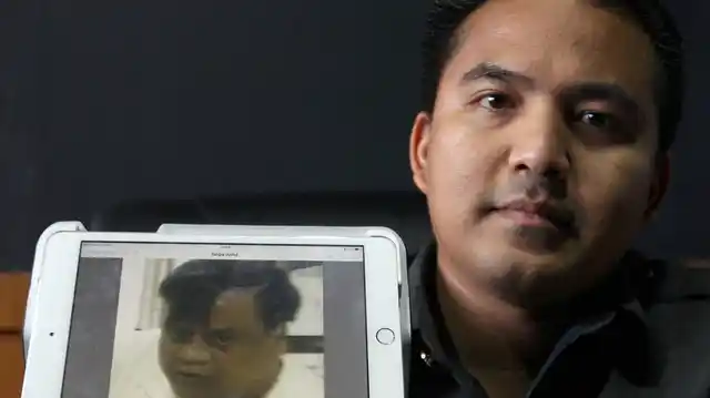 Denpasar Police chief detective Reinhard Habonaran Nainggolan holds a photo of Chhota Rajan, detained in Bali, Indonesia, October 27, 2015. (Photo: PTI)