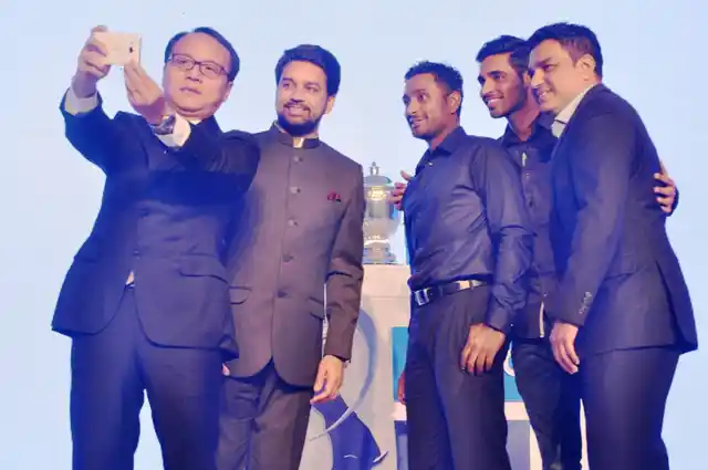 Vivo CEO Alex Feng, BCCI Secretary Anurag Thakur, Ambati Rayudu, Bhuvneshwar Kumar and Sanjay Manjrekar take a selfie at press conference. (Photo: Vivo)