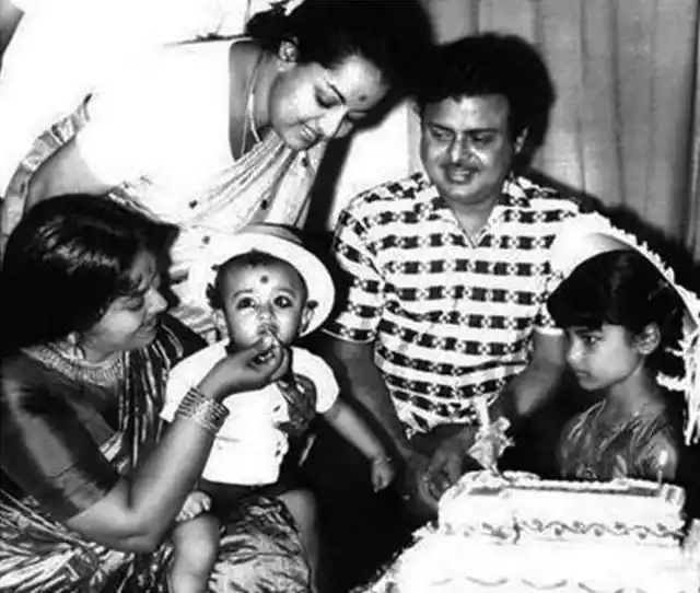 Gamini Ganesan celebrates with his family (Photo: Twitter/<a href="https://twitter.com/behindwoods">@behindwoods</a>) 