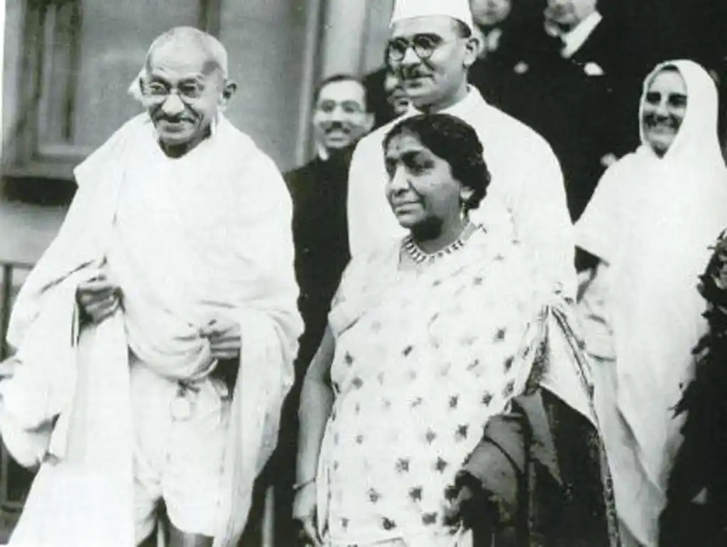 Gandhi with Sarojini Naidu in London.