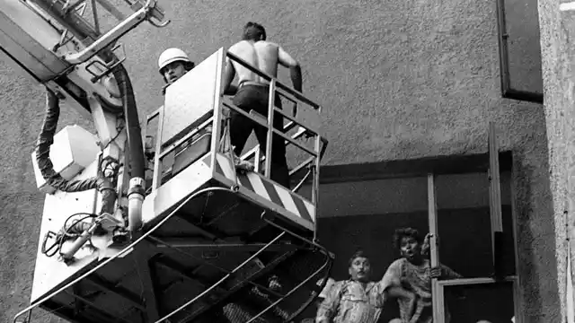 The desperate rescue operation at Uphaar Cinema, 1997, New Delhi. (Photo: Reuters)