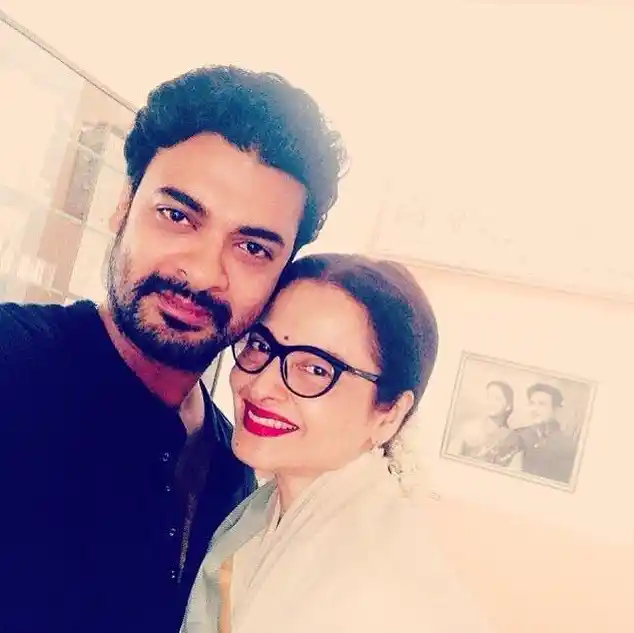 Gemini Ganesan’s grandson Abhinay Vaddi poses with his aunt and Gemini Ganesan’s daughter, Rekha (Photo: Facebook/Abhinay Vaddi)