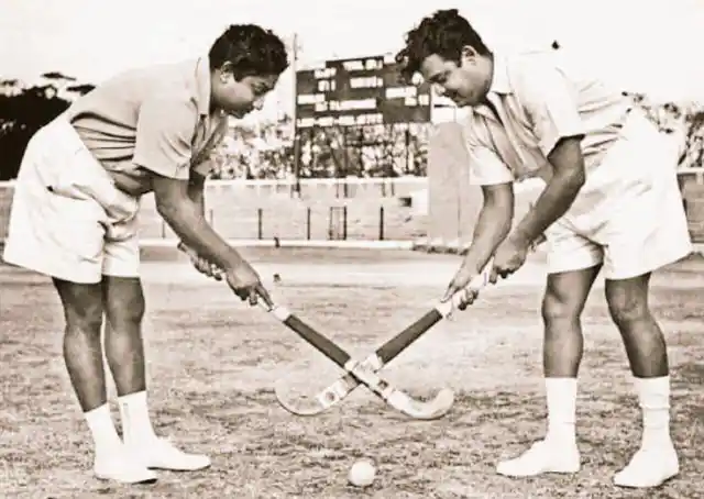 Tamil stars Gemini Ganesan and Shivaji Ganesan playing hockey together (Photo: Twitter/<a href="https://twitter.com/DarthVadai">@DarthVadai</a>) 