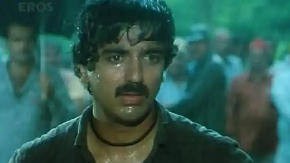 Kamal Haasan in a scene from the Rishi Kapoor and Dimple Kapadia starrer <i>Saagar </i>(1985)