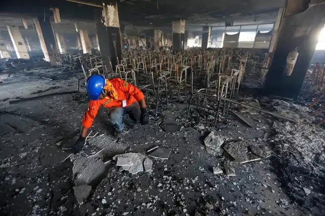 A huge fire destroyed a garment factory in Bangladesh which supplied clothes to key Western brands. November 29, 2013. (Photo: Reuters)