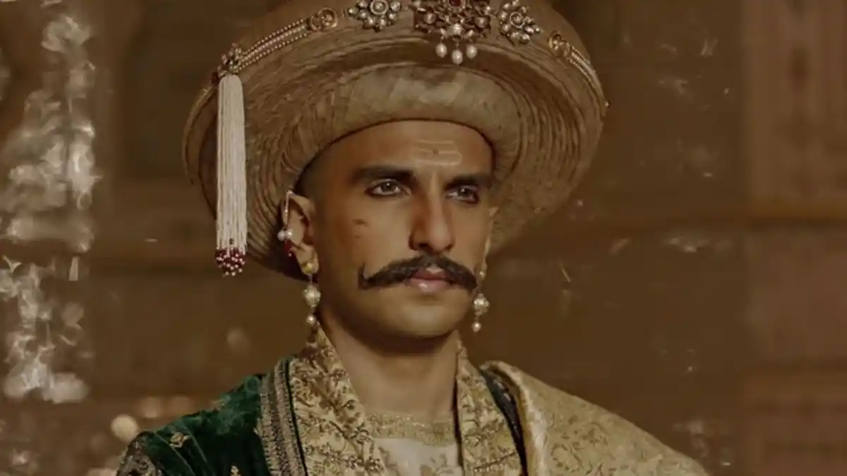 A still from <i>Bajirao Mastani. </i>(Photo: YouTube Screengrab).” data-reactid=”295″><figcaption class=