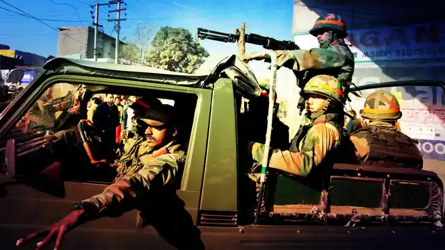 Armed forces during the counter-terror operation at Pathankot (Photo altered by <b>The Quint</b>)