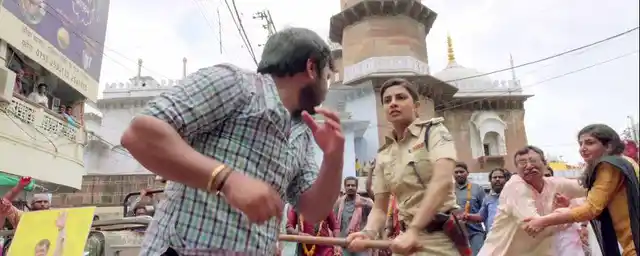 Priyanka Chopra in an action scene in <i>Jai Gangaajal</i> (Photo: Facebook/<i>Jai Gangaajal </i>official page)