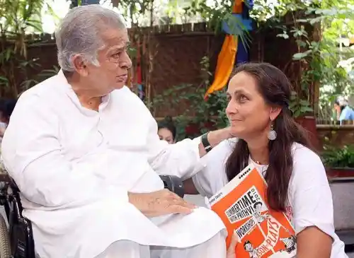 Shashi Kapoor accompanies Sanjna Kapoor for a theatre workshop at Prithvi Theatre (Photo: Twitter)