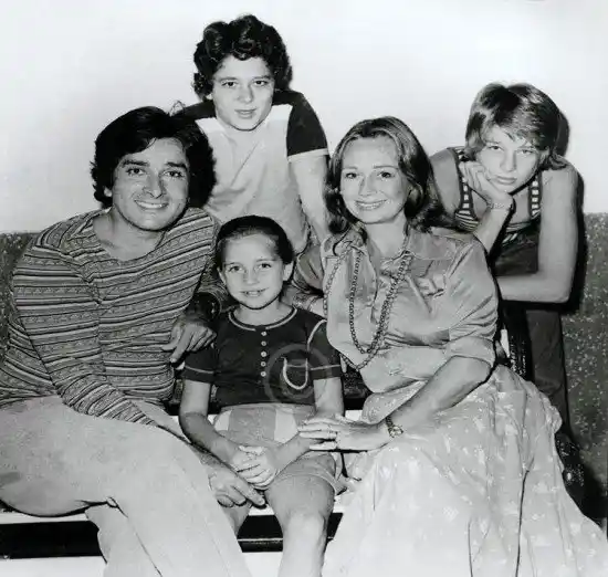 Family Portrait: Shashi Kapoor with his wife Jennifer and kids Sanjna, Kabir and Karan (Photo: Twitter/<a href="https://twitter.com/kashyray">@kashyray</a>)