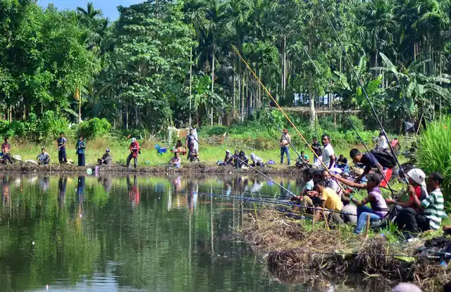 Khasi and Garo tribals participate in a fishing competition in Hahim of Assam’s Kamrup district on 27 October 2015. (Photo: IANS)