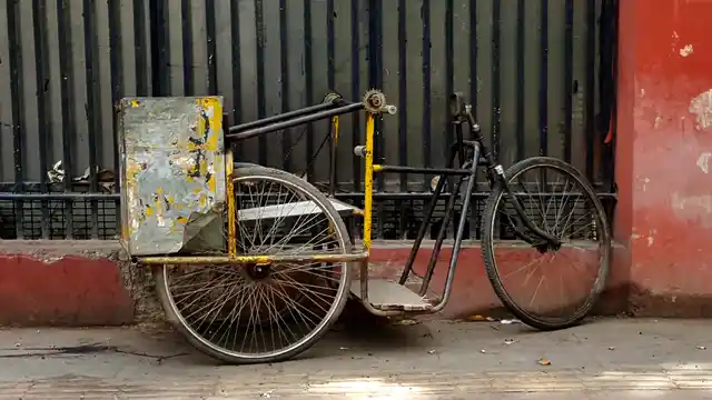 An abandoned PCO rickshaw. (Photo: Prashant Chahal)