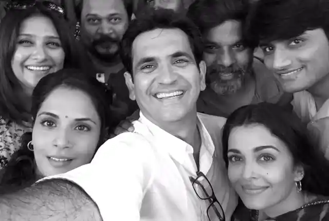 Director Omung Kumar with Richa Chadha, Aishwarya Rai and the crew of <i>Sarbjit </i>(Photo: Twitter/<a href="https://twitter.com/OmungKumar">@OmungKumar</a>)