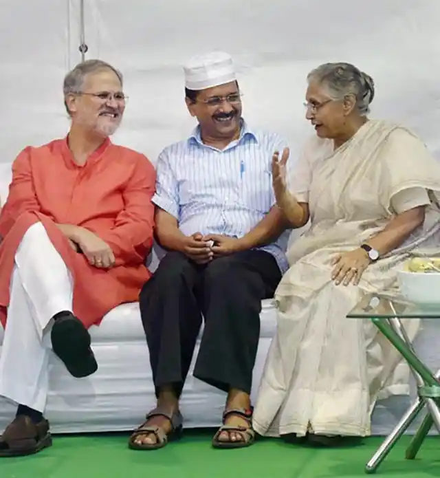 Arvind Kejriwal and Sheila Dikshit with Lieutenant General, Najeeb Jung. (Photo: <b>The Quint</b>)
