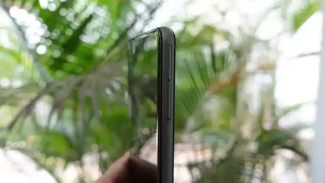 Creo Mark 1 smartphone offers dual-SIM slot. (Photo: <b>The Quint</b>/@2shar)