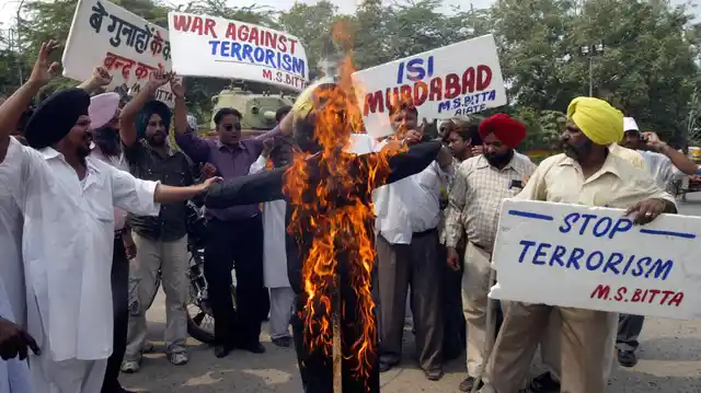 Members of All India Anti-Terrorist Front (AIATF) burn an effigy depicting SIMI during a protest in Amritsar in 2008. (Photo: Reuters)