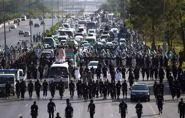 Hafiz Saeed holds a massive rally in Islamabad on June 5. (Photo: <a href="https://twitter.com/bilalfqi">twitter.com/bilalfqi</a>)