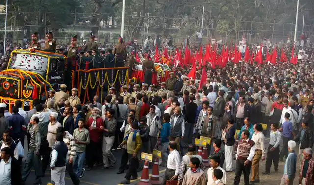 Jyoti
Basu’s last journey in Kolkata on 19 January 2010. (Photo: Reuters)