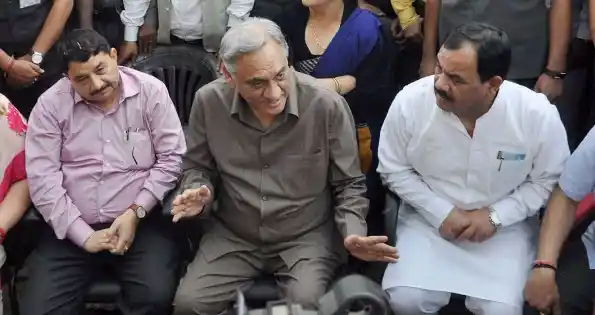 Vijay Bahuguna (centre, Photo: PTI)