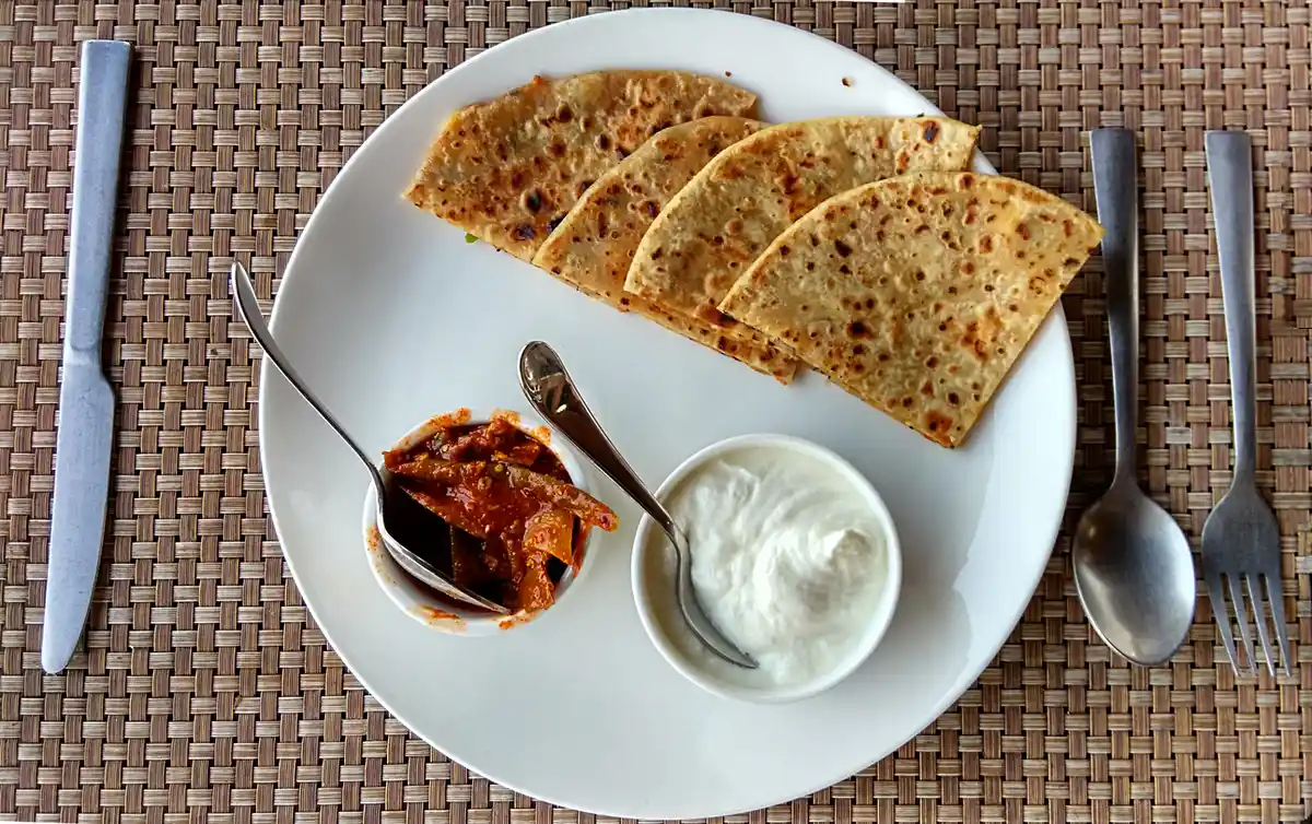 दही या बटर मिल्क के साथ मिला सत्तू का परांठा एक उच्च अनुशंसित उच्च प्रोटीन नाश्ता है।