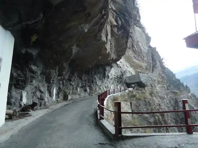 The drive to Sangla. (Photo Courtesy: Prasoon Vashistha)