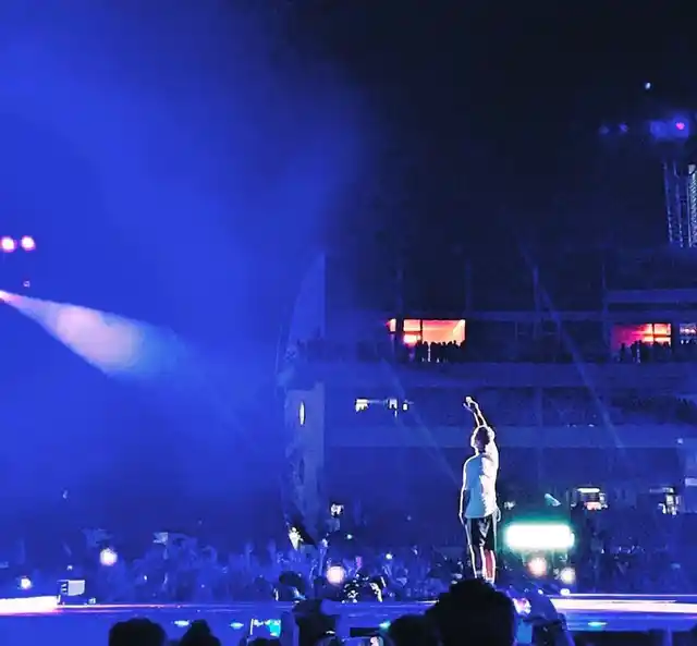 Justin Bieber calls it a night in Mumbai. (Photo courtesy: <a href="https://twitter.com/ashdel_rey/status/862344622118379520">Twitter/ ashita_rey</a>)