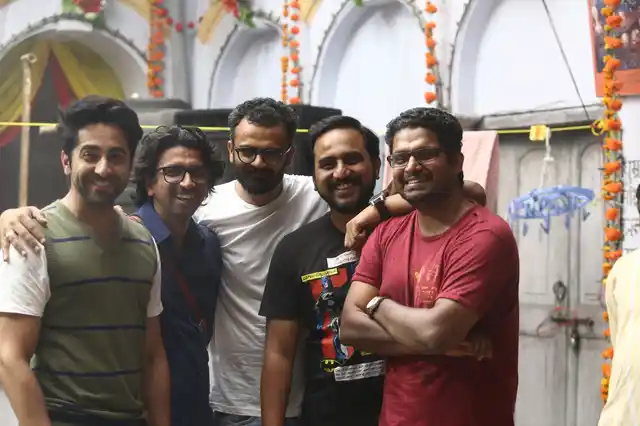 Team <i>Shubh Mangal Saavdhan</i> poses for the camera on the sets of the film. 