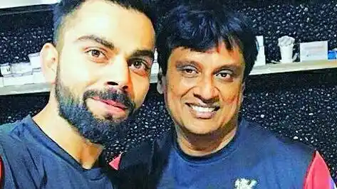 Virat Kohli clicks a picture with Shankar Basu.