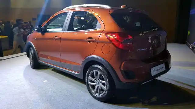 The rear of the Freestyle gets a revised bumper and slightly different detailing in the tail-lamps. 