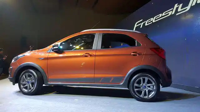 Higher ground clearance of 185 mm (compared to 170 mm on the Figo), roof rails and cladding are visible differences in profile. 