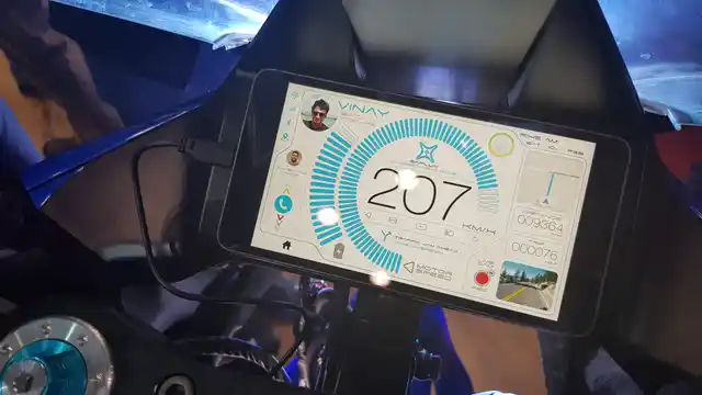 The 7-inch TFT display is loaded with information. 