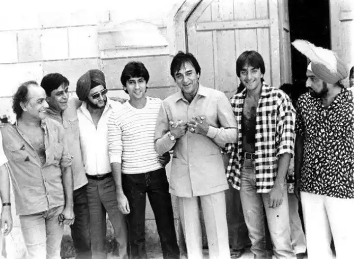 Sunil with Kumar Gaurav, Sanjay Dutt and the <i>Naam</i> team.” data-reactid=”471″><figcaption class=