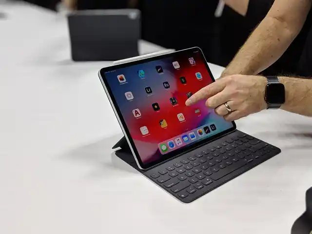 The new iPad Pros get a bezel-less screen with Face ID support. 