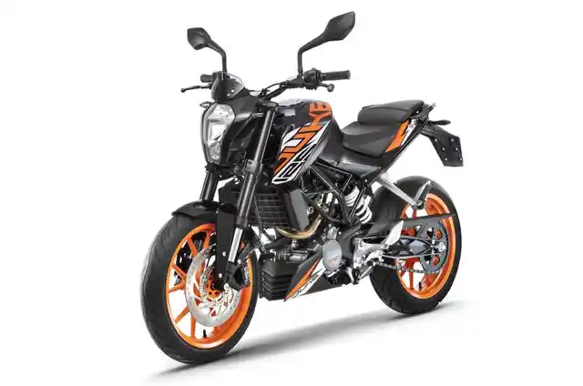 The KTM 125 Duke has different graphics to make it stand out from its 200 cc sibling. 