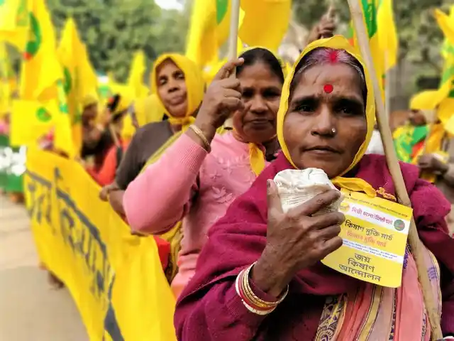 Farmers of All India Kisan Sangharsh Coordination Committee (AIKSCC) on Friday 30 November marching towards Parliament in New Deli as a part of the Kisan Mukti March.