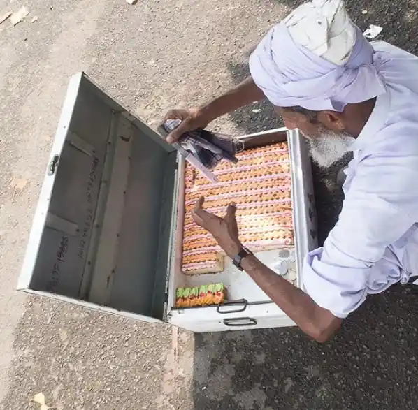 Selling cakes, the old-school way 
