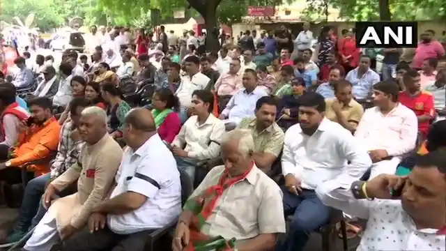https://images.assettype.com/thequint%2F2019-05%2F1e3a11ac-110b-4db0-bba3-bf826b89d07d%2FDelhi_protest_4.jpg?q=35&auto=format%2Ccompress&w=640