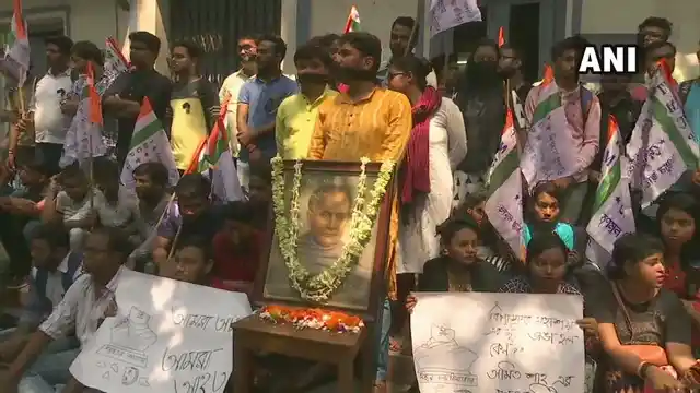 https://images.assettype.com/thequint%2F2019-05%2F45a32631-f79a-4f55-b6c0-5e6133d3240e%2Fstudent_protest_1.jpg?q=35&auto=format%2Ccompress&w=640